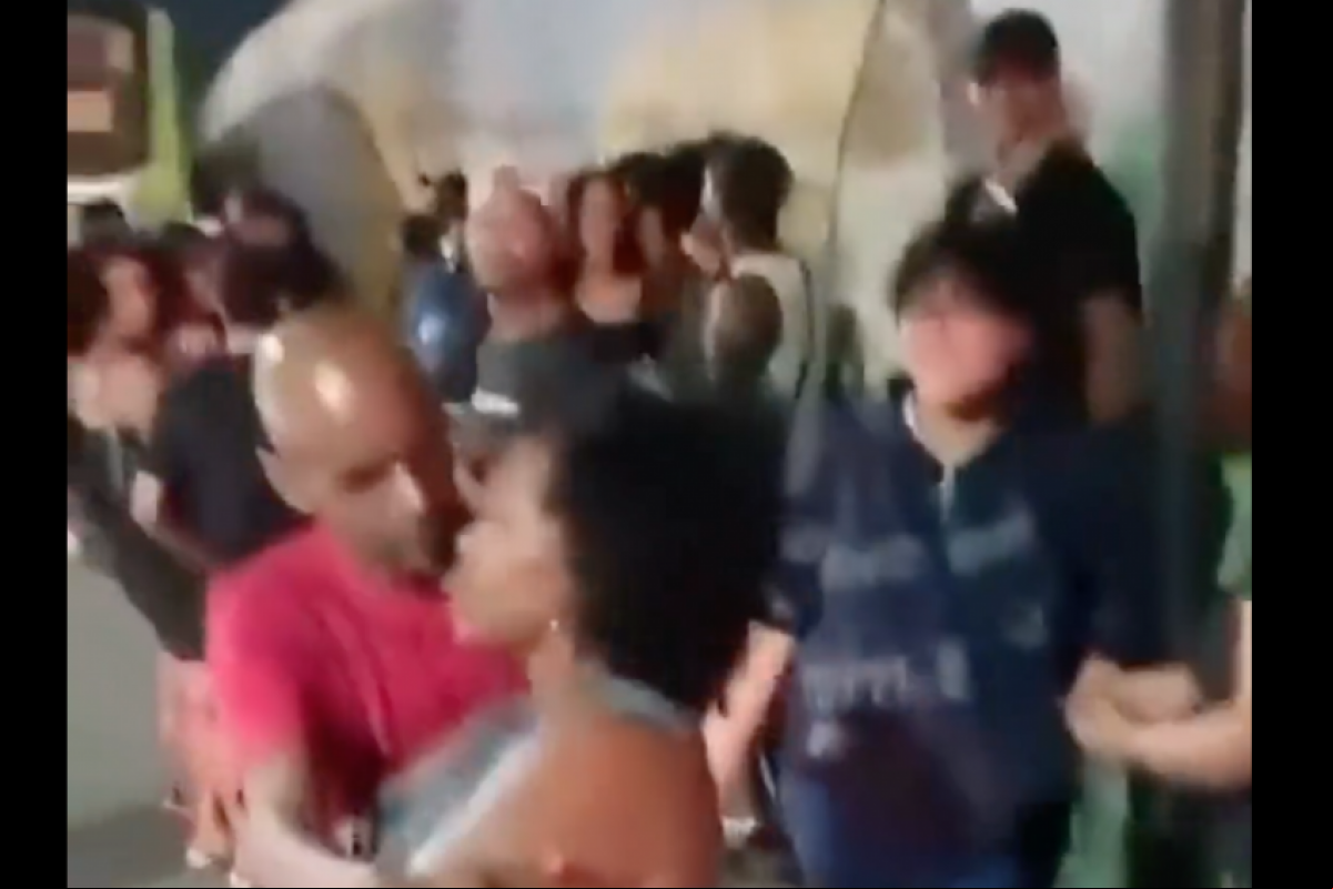 O próprio namorado gravou as cenas em frente ao motel.