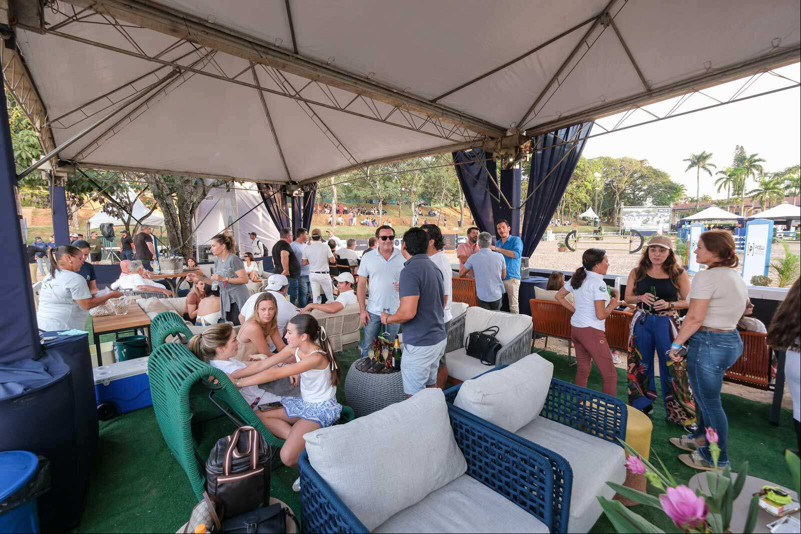 O Grupo GM7 patrocinou o evento com um espaçoso lounge no centro da pista