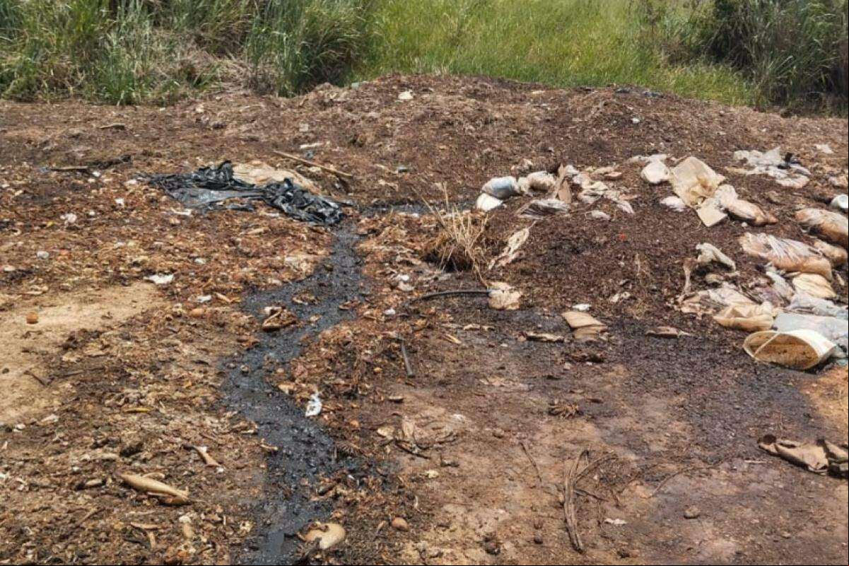 No local, funcionava praticamente um lixão irregular, com bastante mau cheiro, presença de urubus e contaminação do solo por chorume
