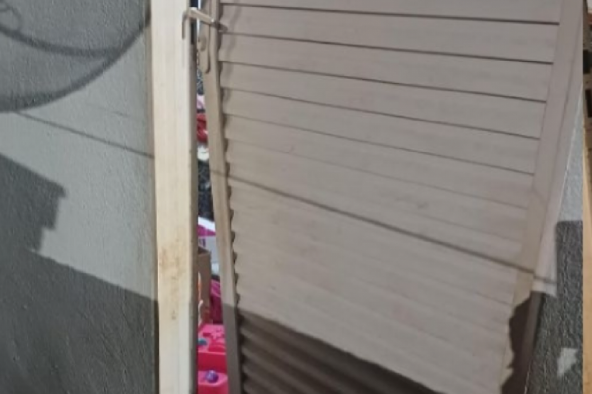 A invasora pulou o muro, arrebentou a porta de entrada e alegou que o bebê de poucos meses da vítima também era seu filho.