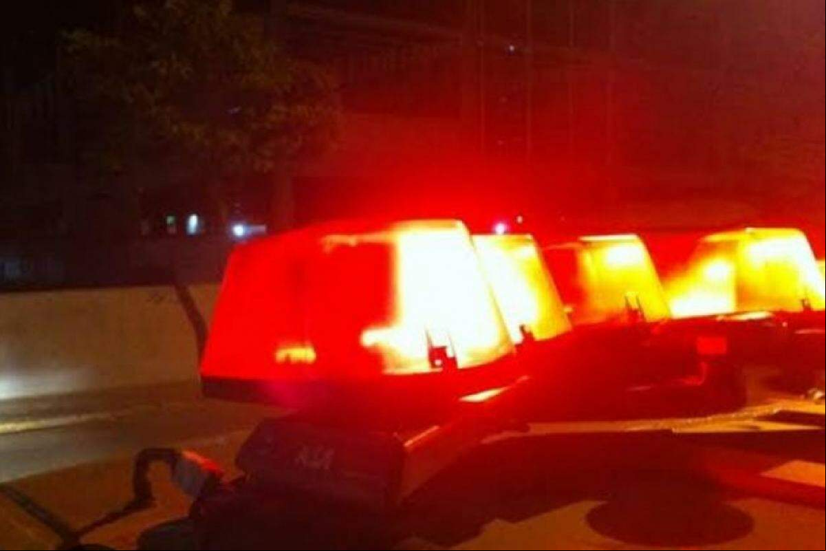 A mãe é suspeita de esfaquear o próprio filho, adolescente
