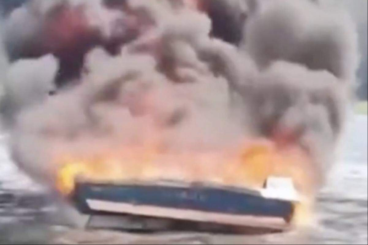 Embarcação afundou na água após acidente