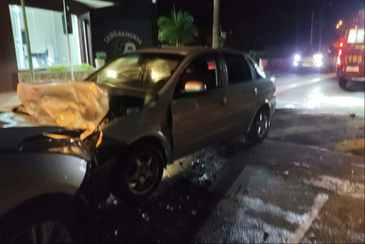 Colisão envolvendo três veículos, em rua sinalizada de Birigui, deixa duas mulheres feridas