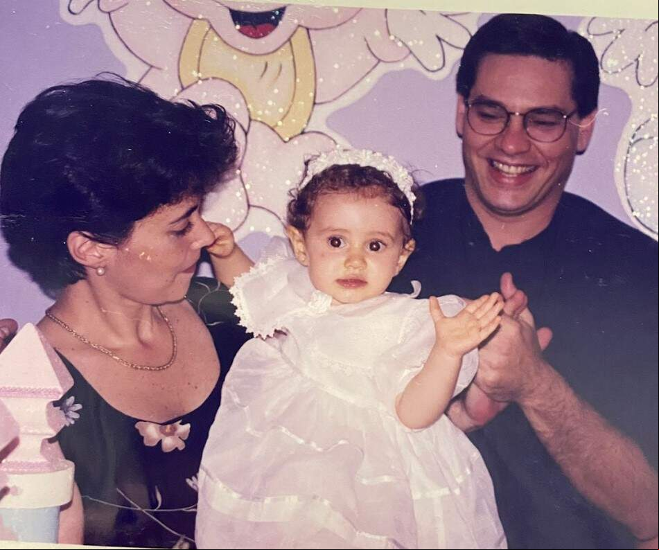 Ainda pequena, a mãe cantava para ela e o pai, dançava com a filha única (Foto: Arquivo Pessoal)