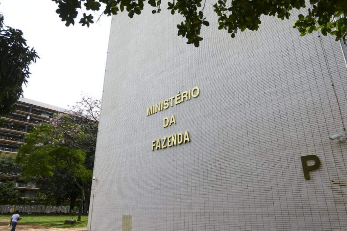 Medida atinge despesas discricionárias dos ministérios, enquanto aumento do imposto sobre operações financeiras será detalhado em entrevista coletiva.