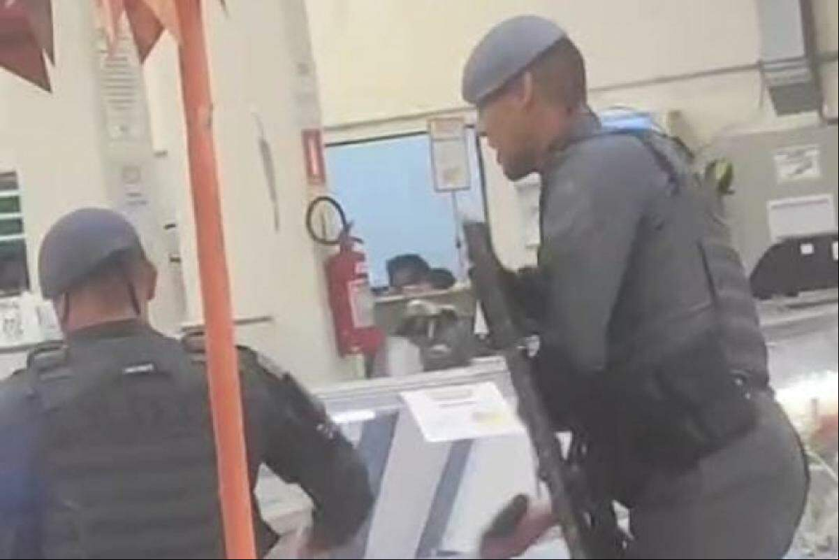 Policiais tentam libertar a vítima