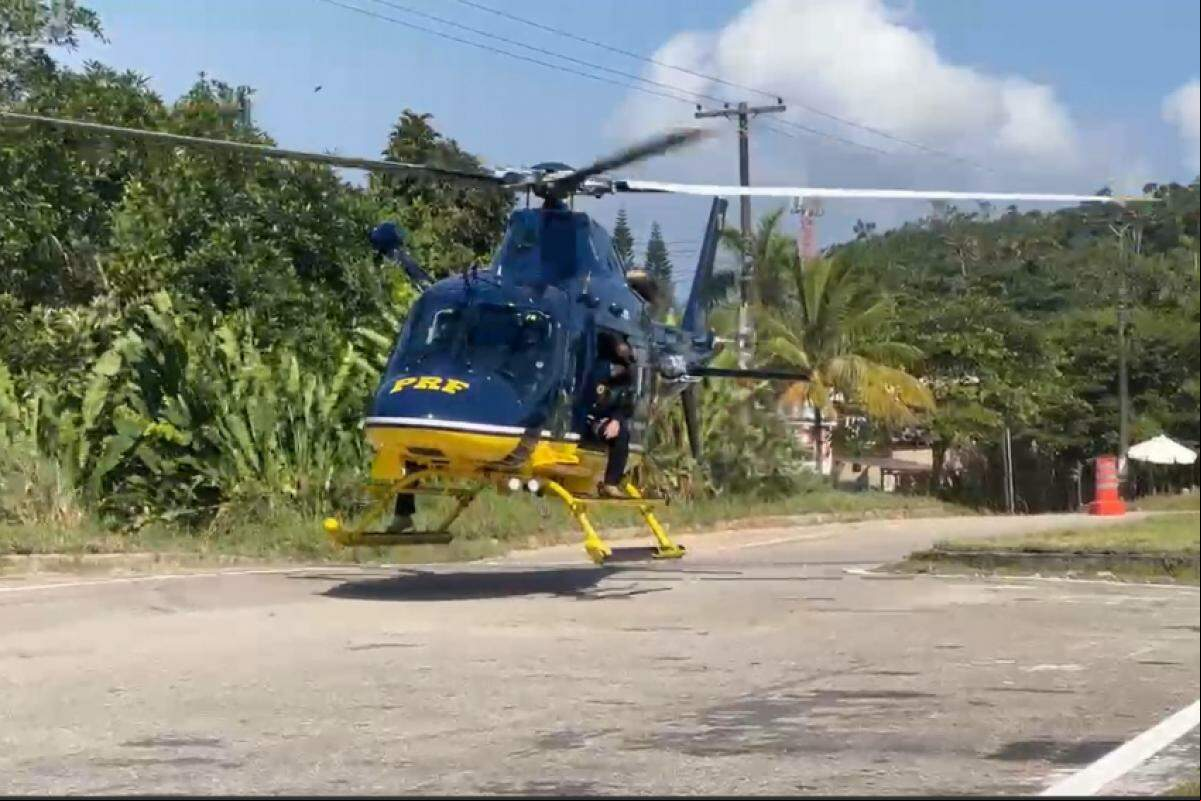 Helicóptero da PRF durante treinamento em Ubatuba