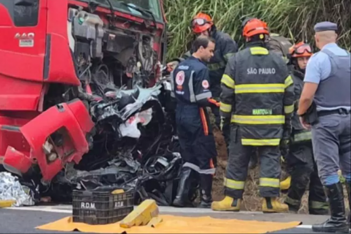 Equipe do Samu, bombeiros e Polícia Militar na ocorrência 