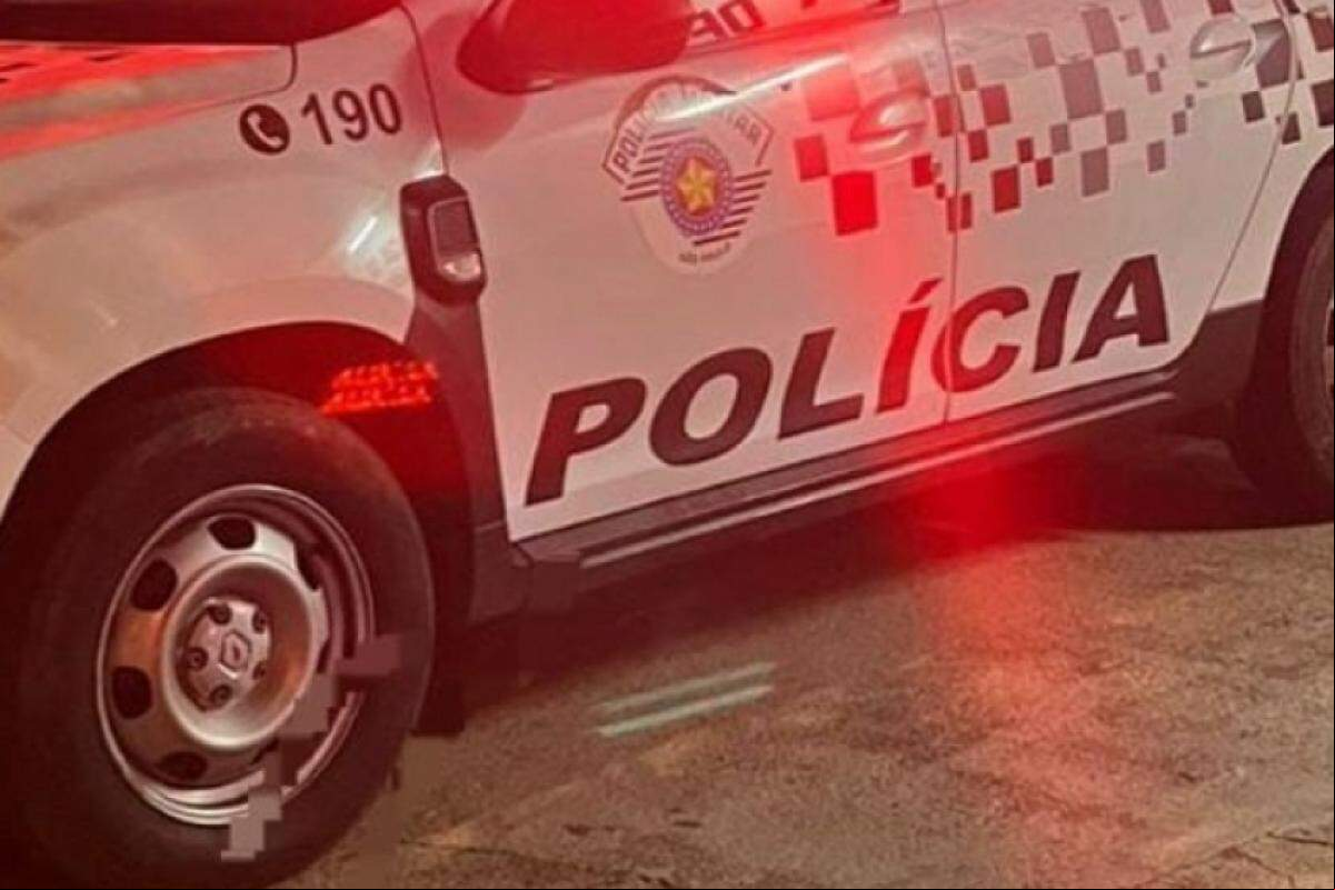 Baep prende dois homens e apreende quase R$ 6 mil em drogas na Vila Castelo Branco, em Campinas; entorpecentes estavam escondidos em uma residência.