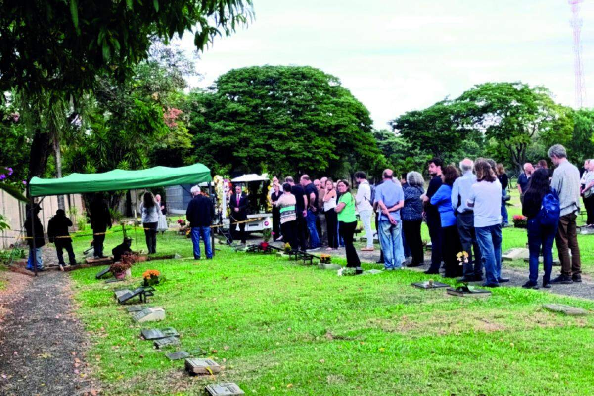 O maestro foi sepultado nesta terça-feira