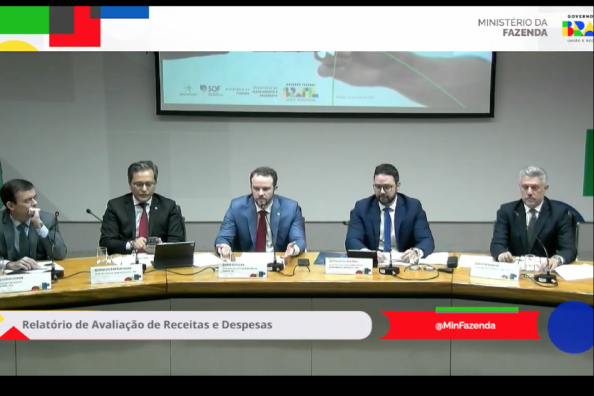 Medida atinge despesas discricionárias dos ministérios, enquanto aumento do imposto sobre operações financeiras será detalhado em entrevista coletiva.