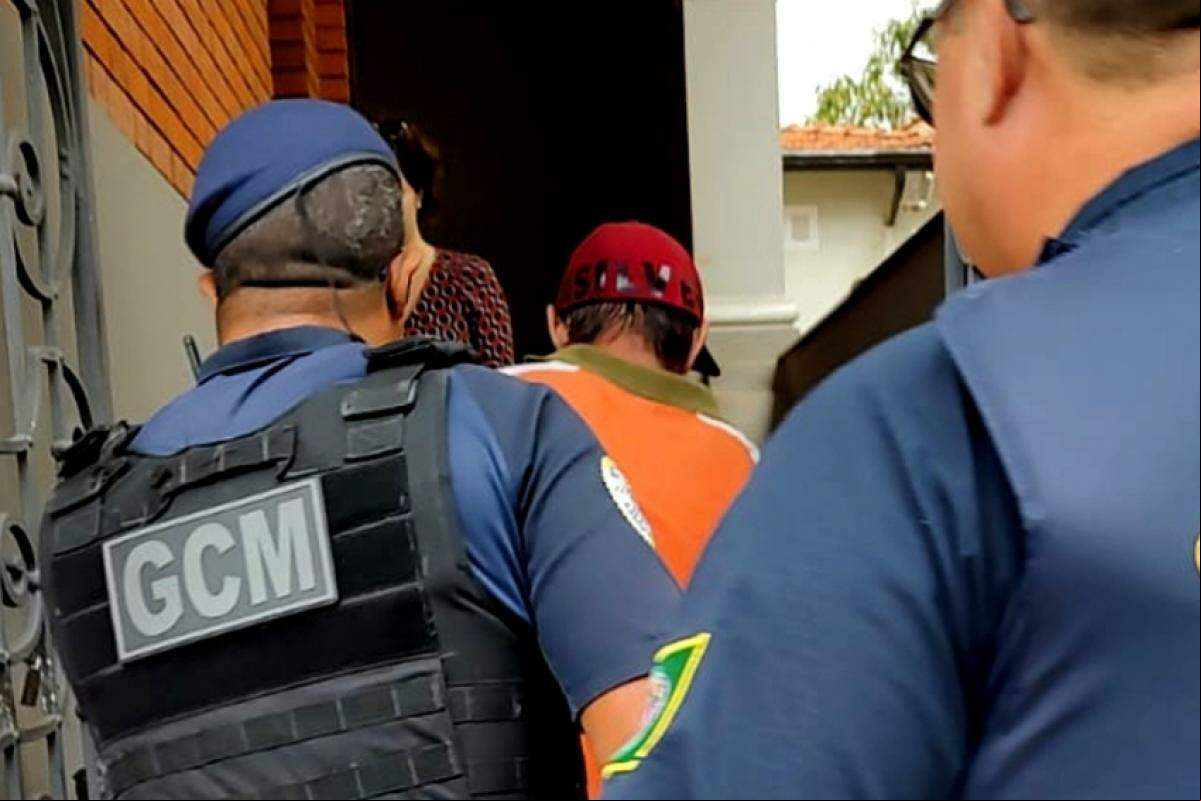 O homem foi detido pela GCM e conduzido para a DDM.