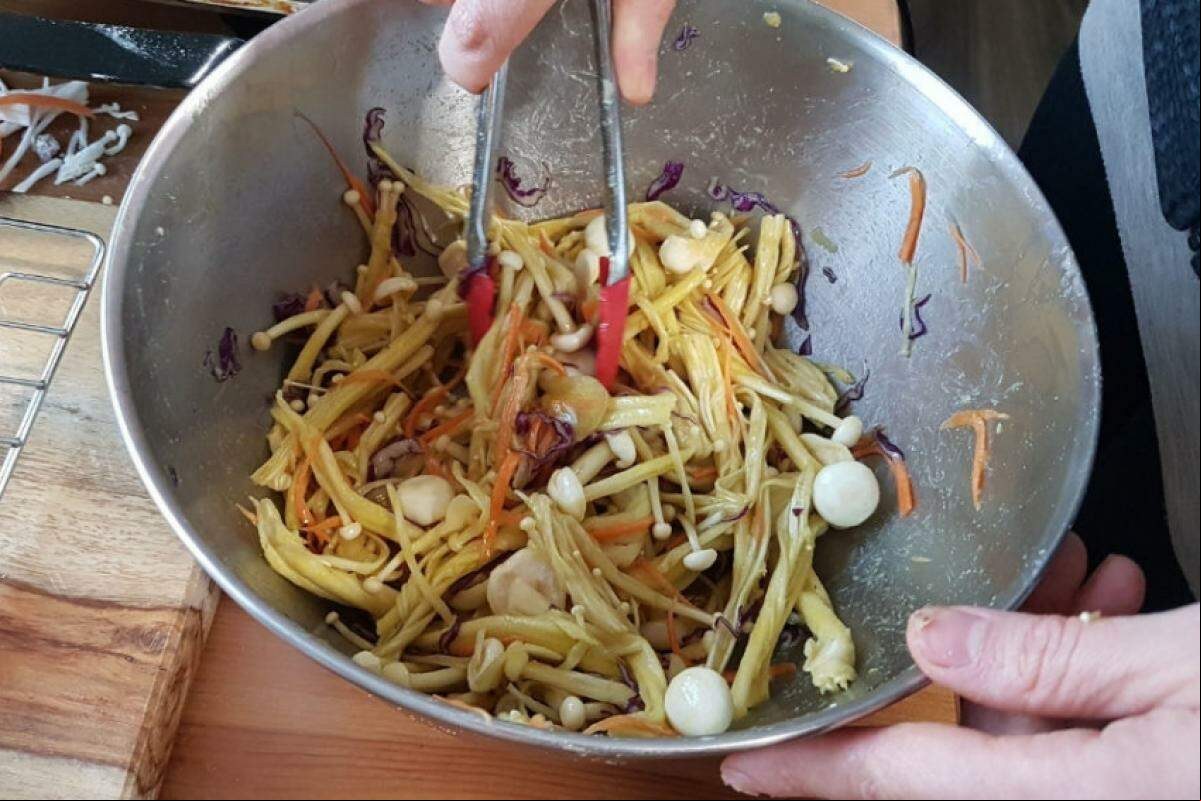 O exame revelou a presença de um enoki, espécie muito consumida na culinária chinesa e japonesa.
