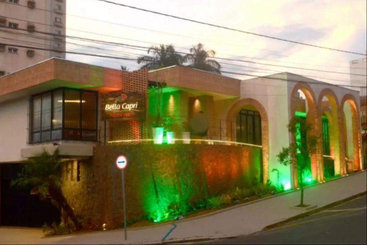 O ladrão arrombou uma das portas da pizzaria para levar latas e garrafas de cerveja.