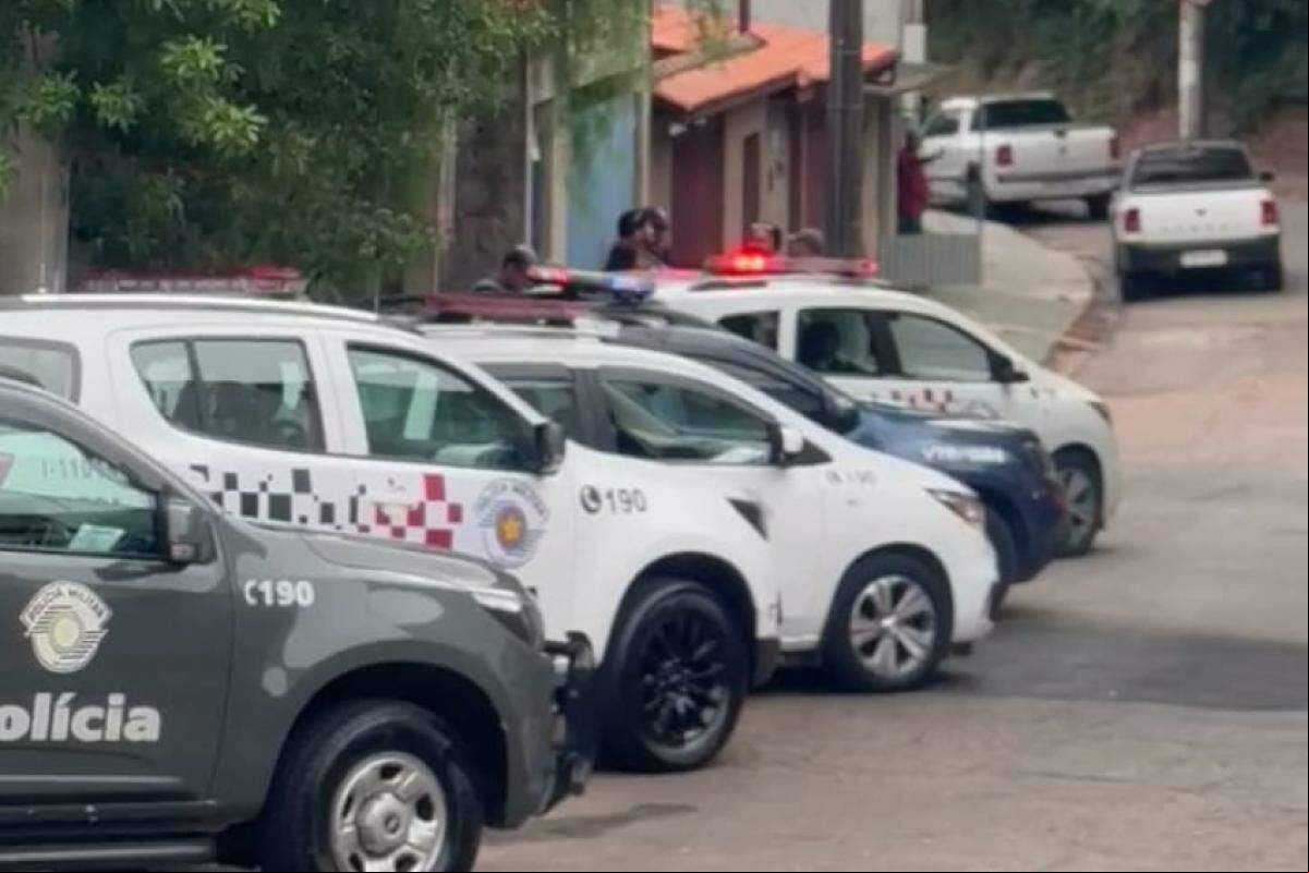 Vários motoristas foram parados em bloqueio montado no bairro