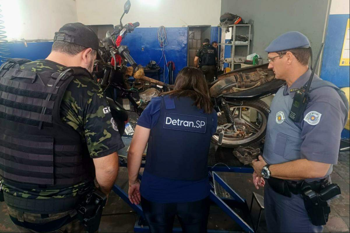 No total, segundo a PM, cinco locais de compra e venda de peças automotivas e desmontagem de veículos para a reutilização de peças foram fiscalizados