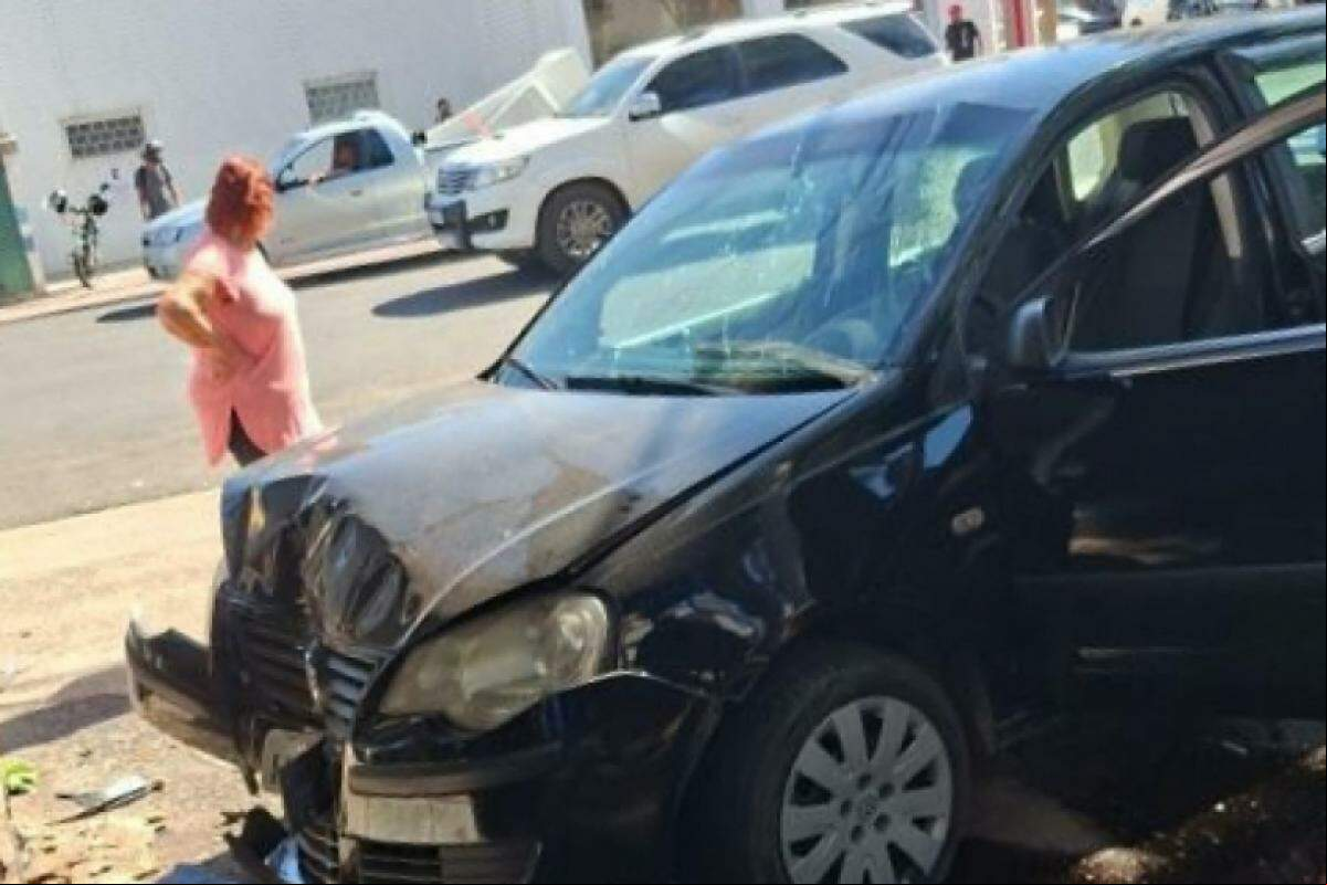 A frente do carro ficou destruída com o impacto